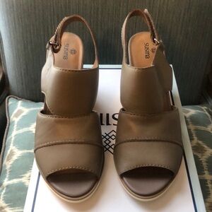 NWT Gray Susina Wedges, size 9